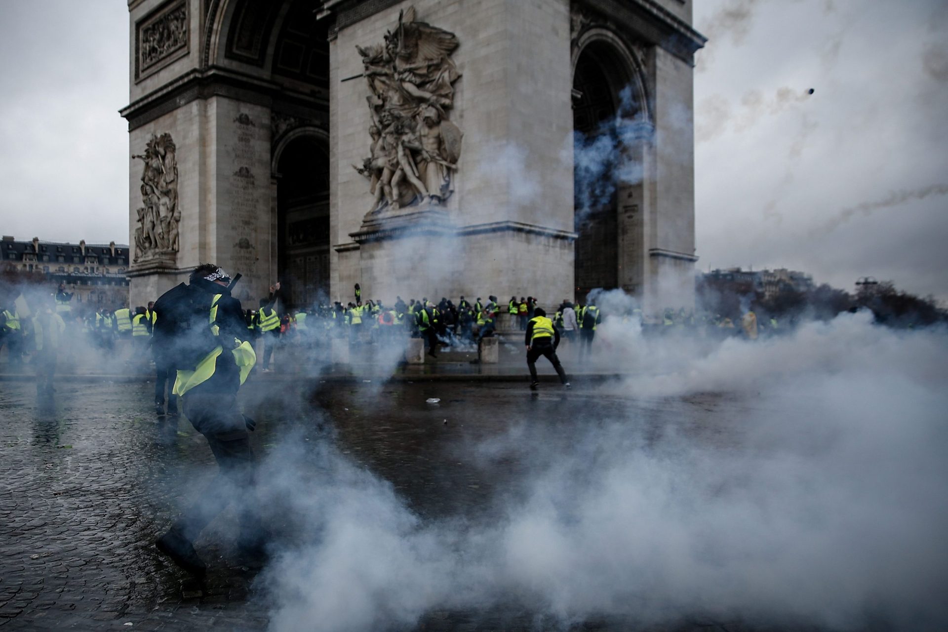 Protestos dos Coletes Amarelos deixam um rasto de destruição em Paris | Fotogaleria