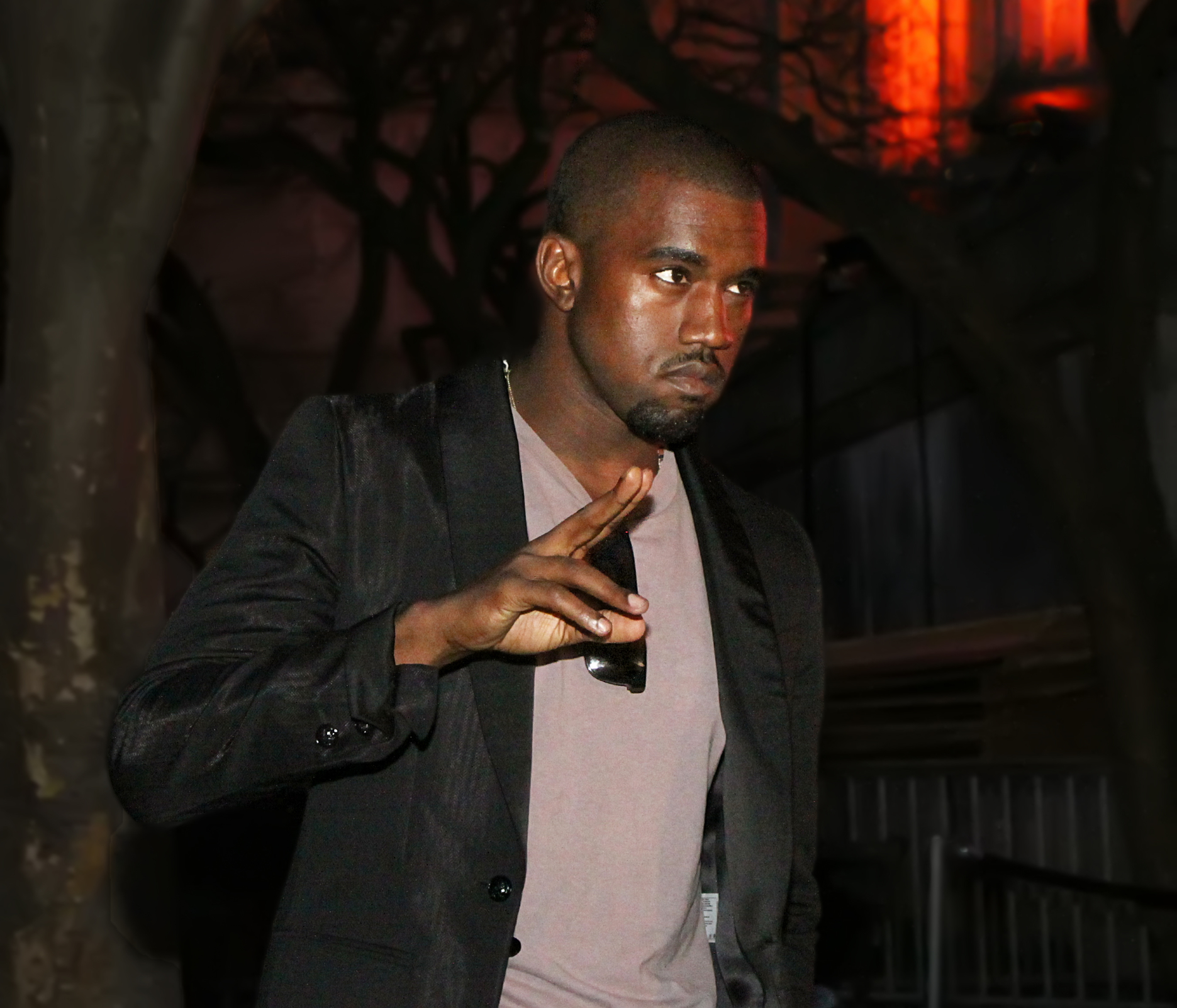 Kanye West pede desculpa no Twitter