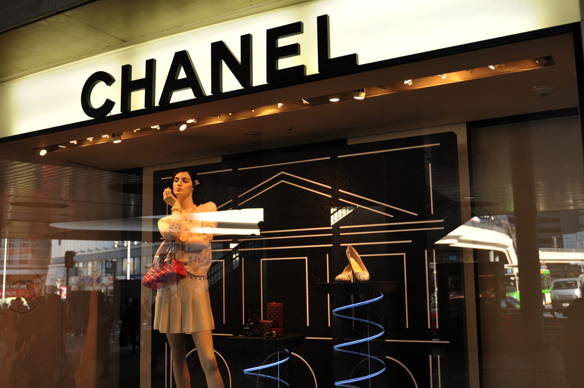 Chanel bane uso de pele de animais exóticos