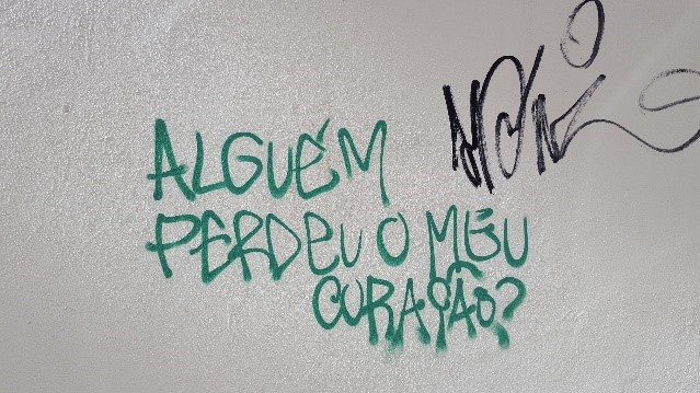 «Alguém perdeu o meu coração? / Alguém encontrou o meu coração?»