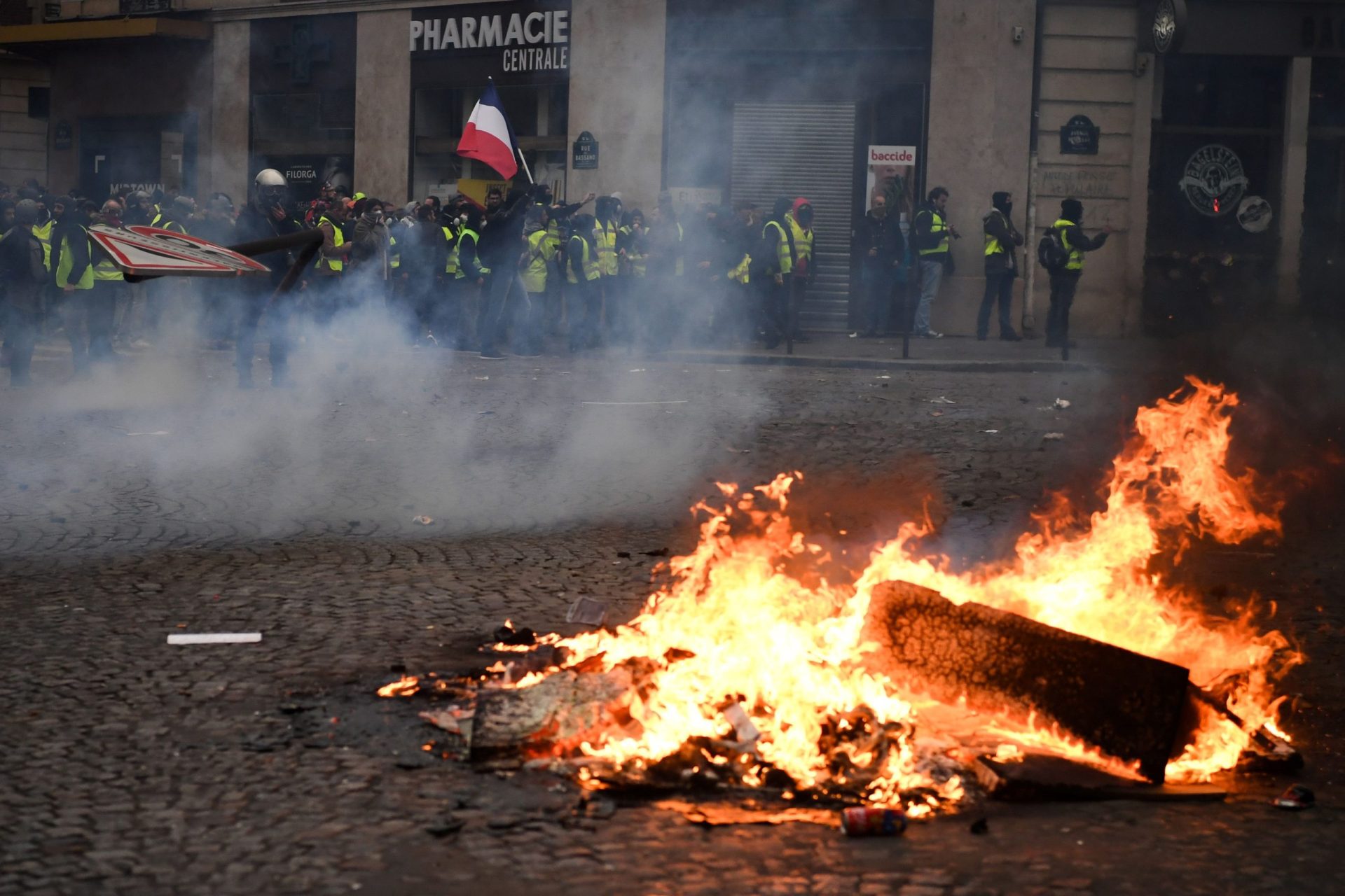 Confrontos em Paris fazem 30 feridos