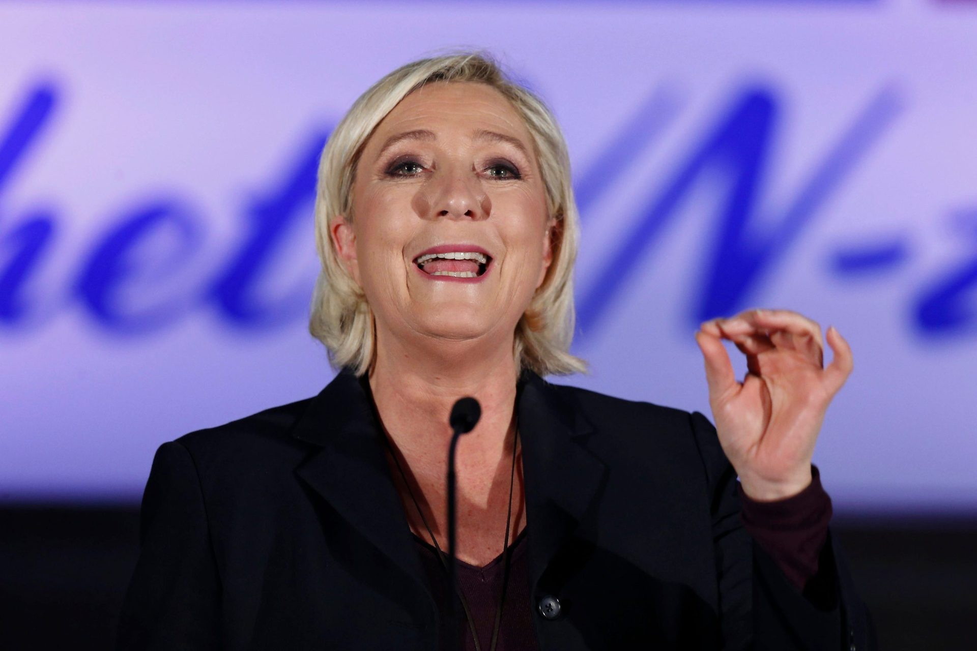 Le Pen quer &#8220;respostas fortes de Macron&#8221;