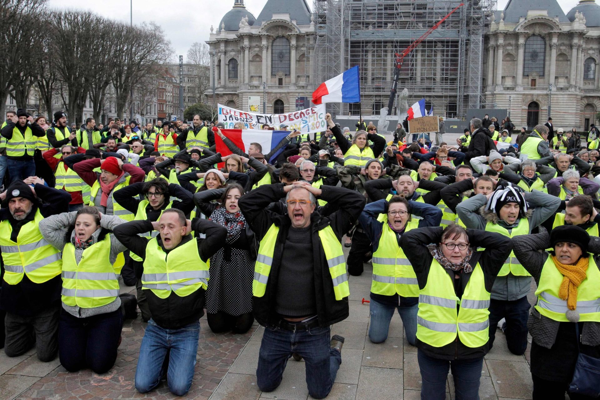 Separados por um vidro. A foto dos protestos em Paris que se tornou viral | FOTO