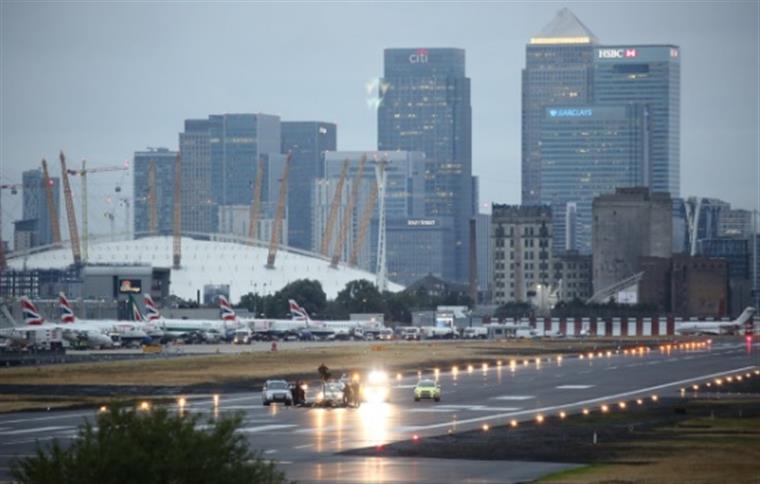 Bomba da II Guerra Mundial obriga aeroporto de Londres a encerrar