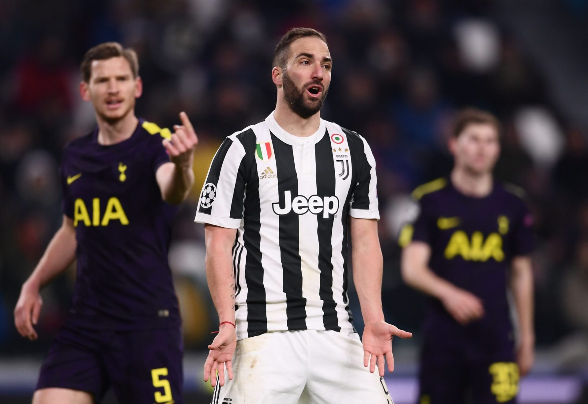 City com um pé e meio nos ‘quartos’, Juventus cede empate
