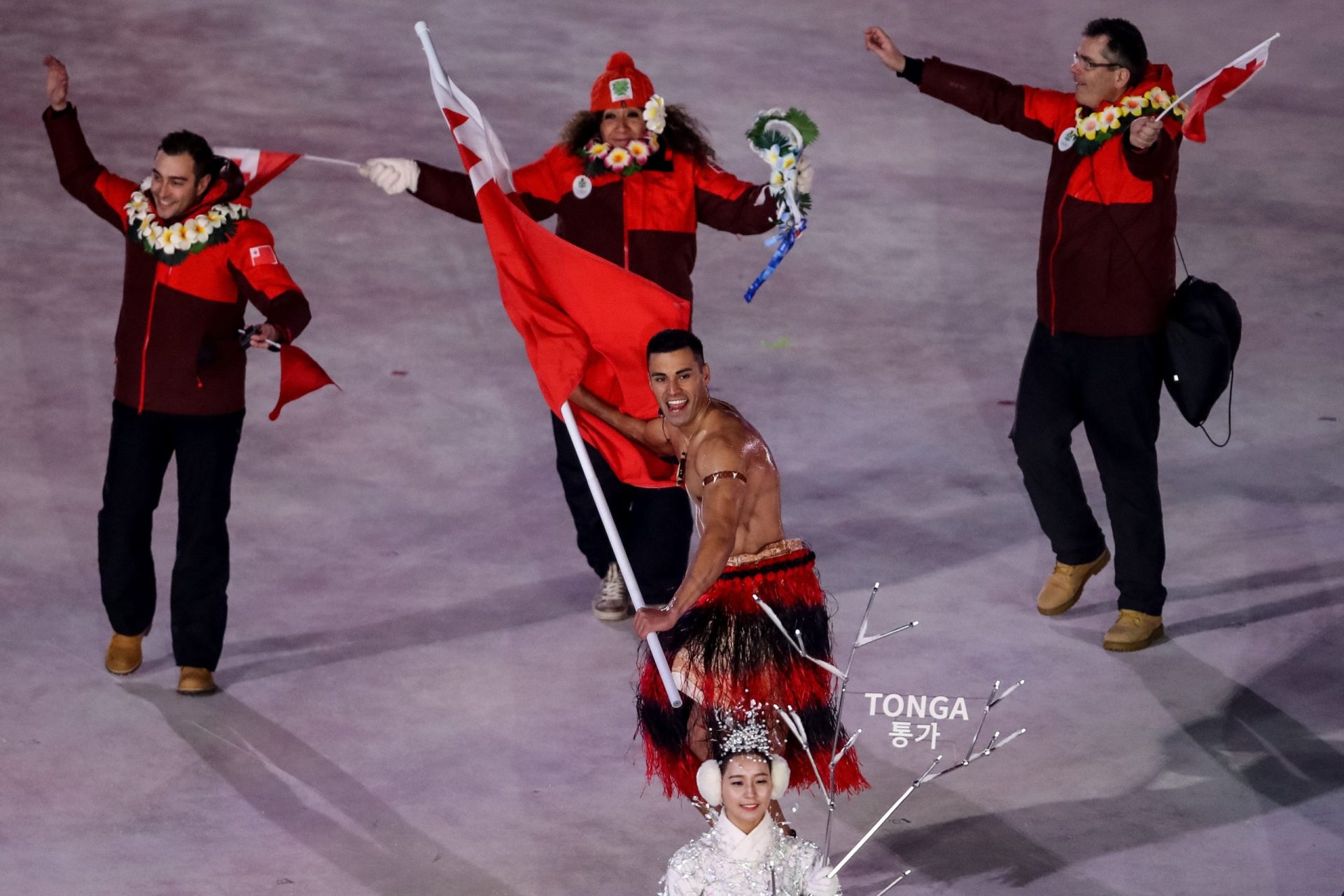 Dos Jogos Olímpicos do Rio ao PyeongChang 2018. Tonga voltou a ficar em tronco nu na abertura de cerimónia