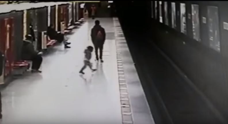 Jovem salva criança que caiu nos carris do metro | Vídeo
