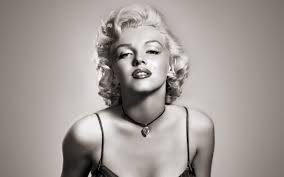 Homem faz mais de 20 cirurgias para ficar igual a Marilyn Monroe