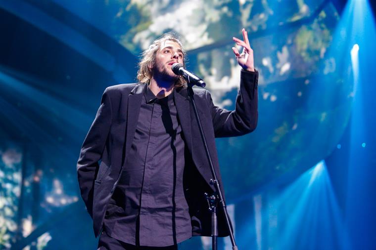 Salvador Sobral faz versão de canção apurada para a final do Festival da Canção | Vídeo