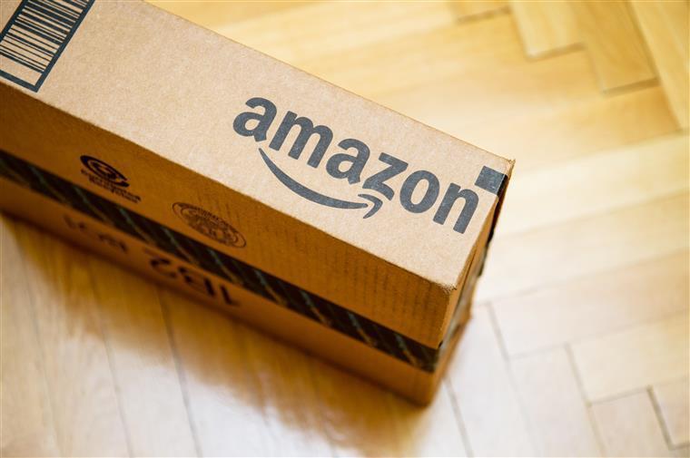 Estudante recebe encomenda da Amazon que trazia um pedido de ajuda