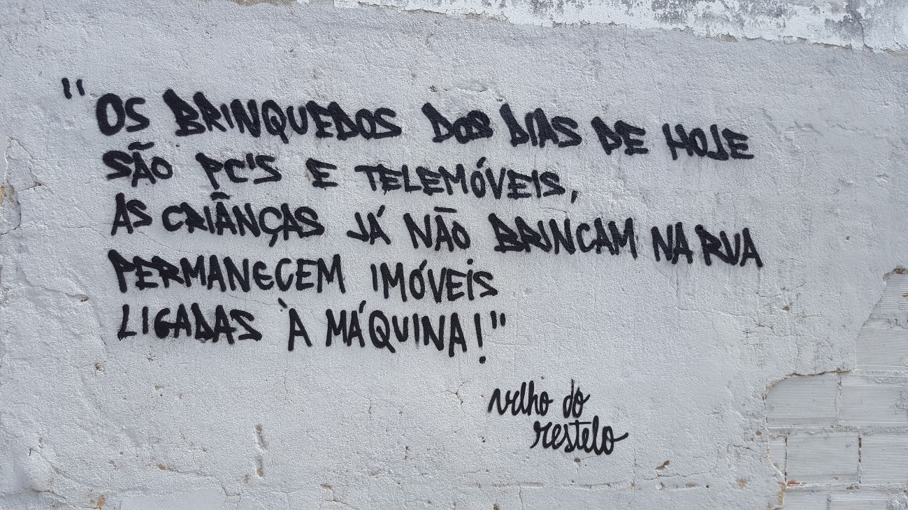 «Os brinquedos dos dias de hoje são PC’s e telemóveis. As crianças já não brincam na rua. Permanecem imóveis, ligadas à máquina!»