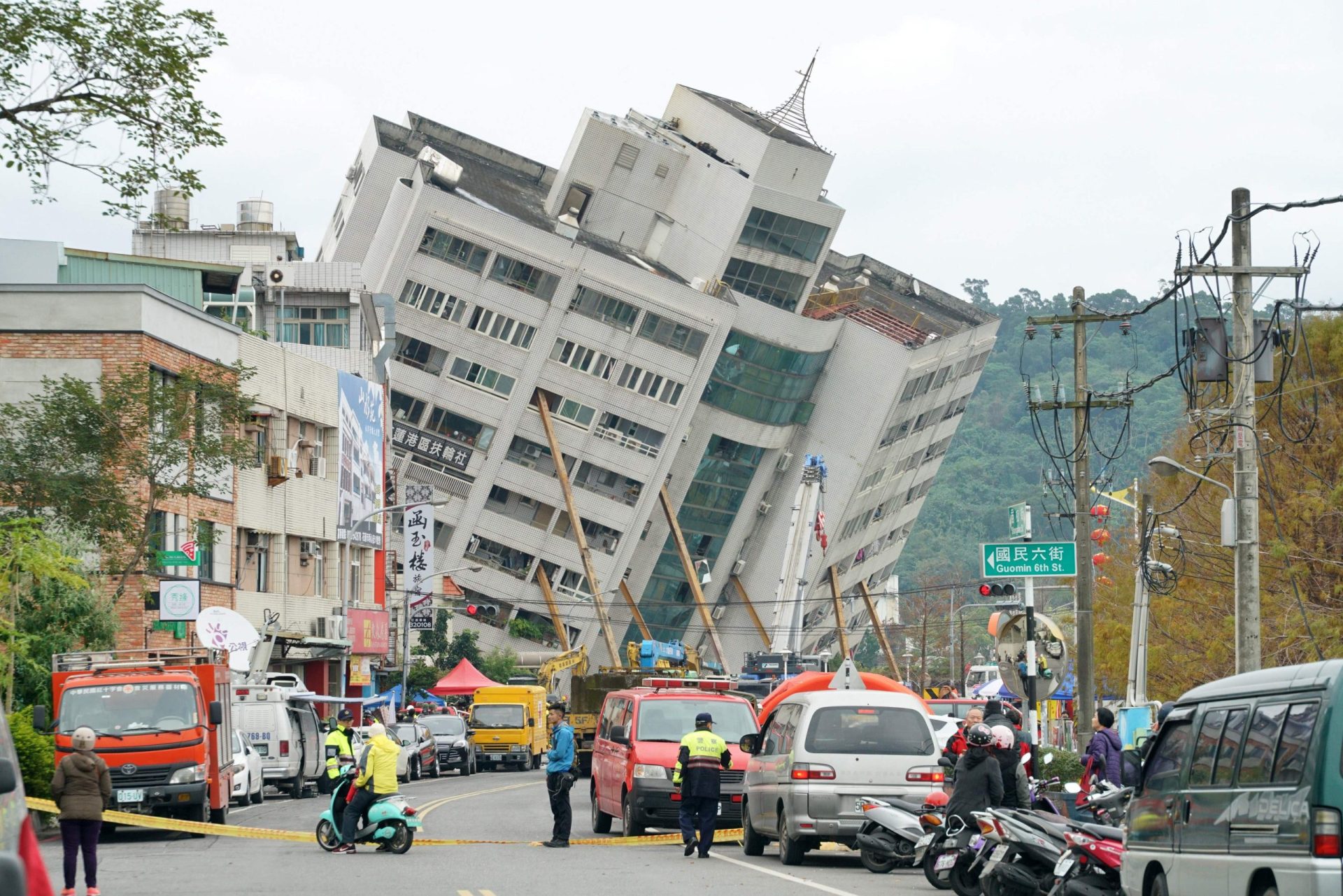 As imagens do sismo que fez tremer a terra em Taiwan | Fotogaleria