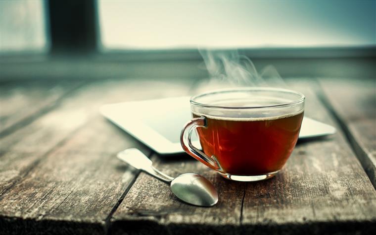 Cuidado com o chá muito quente. Estudo indica que há mais probabilidade de ter cancro
