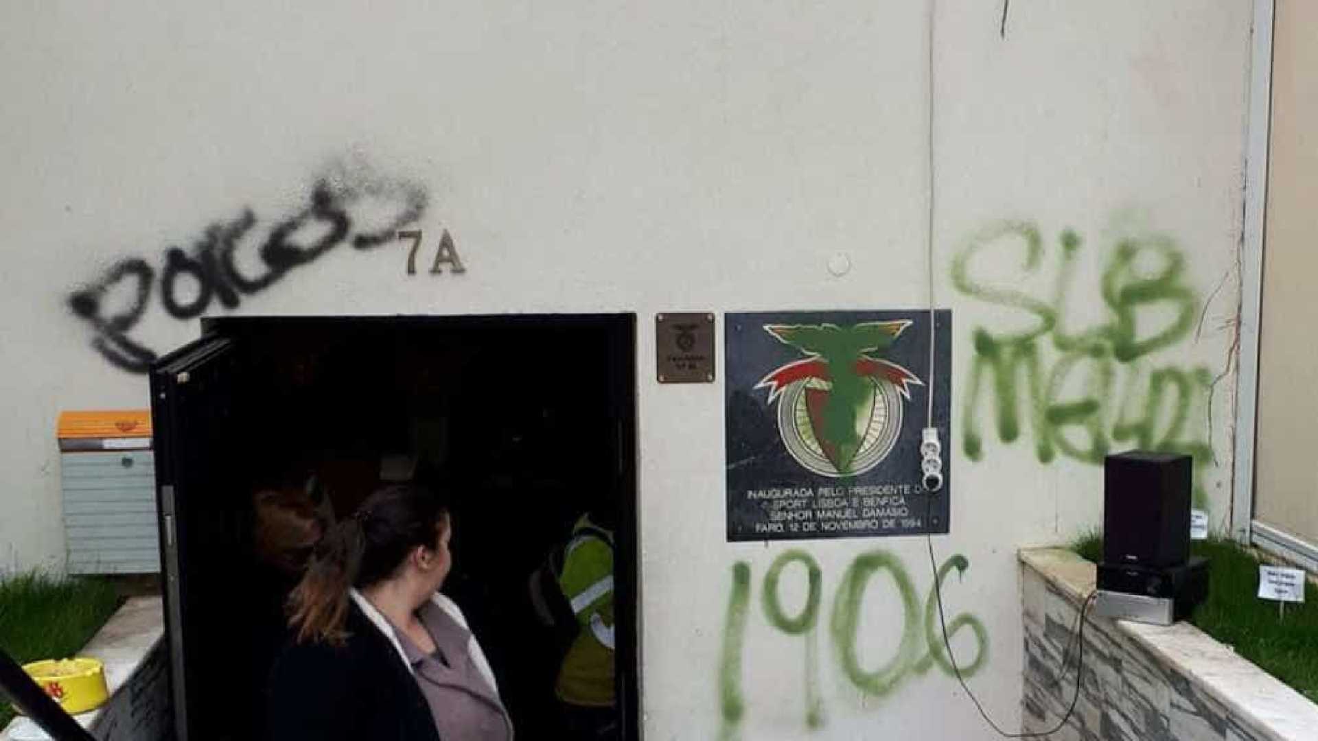 Casa do Benfica de Faro vandalizada por adeptos do Sporting