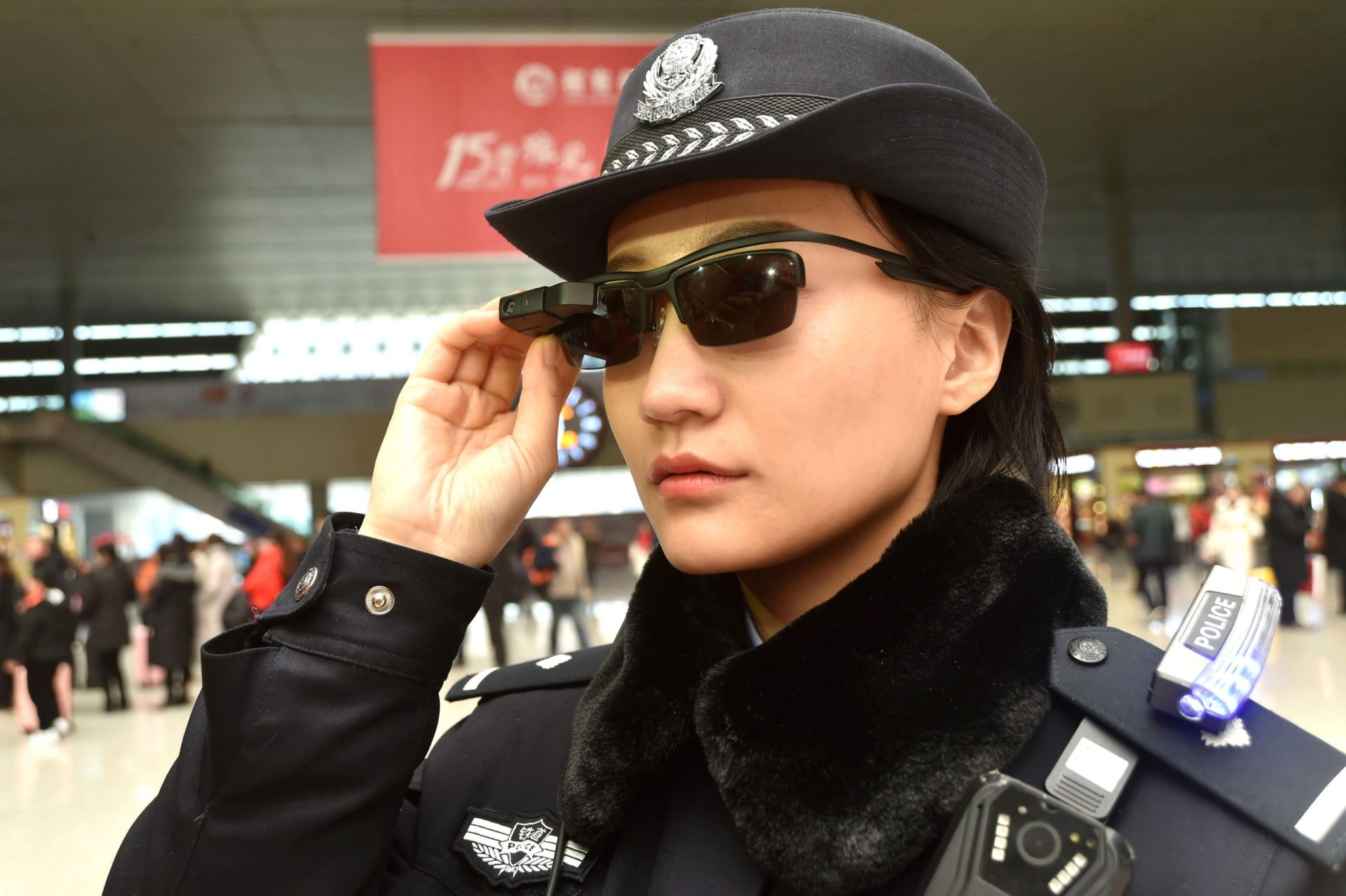 China. Polícias usam óculos de reconhecimento facial para identificar cidadãos