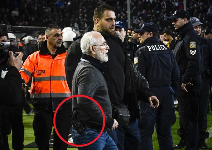 Presidente do PAOK foi ao relvado com uma arma para agredir o árbitro
