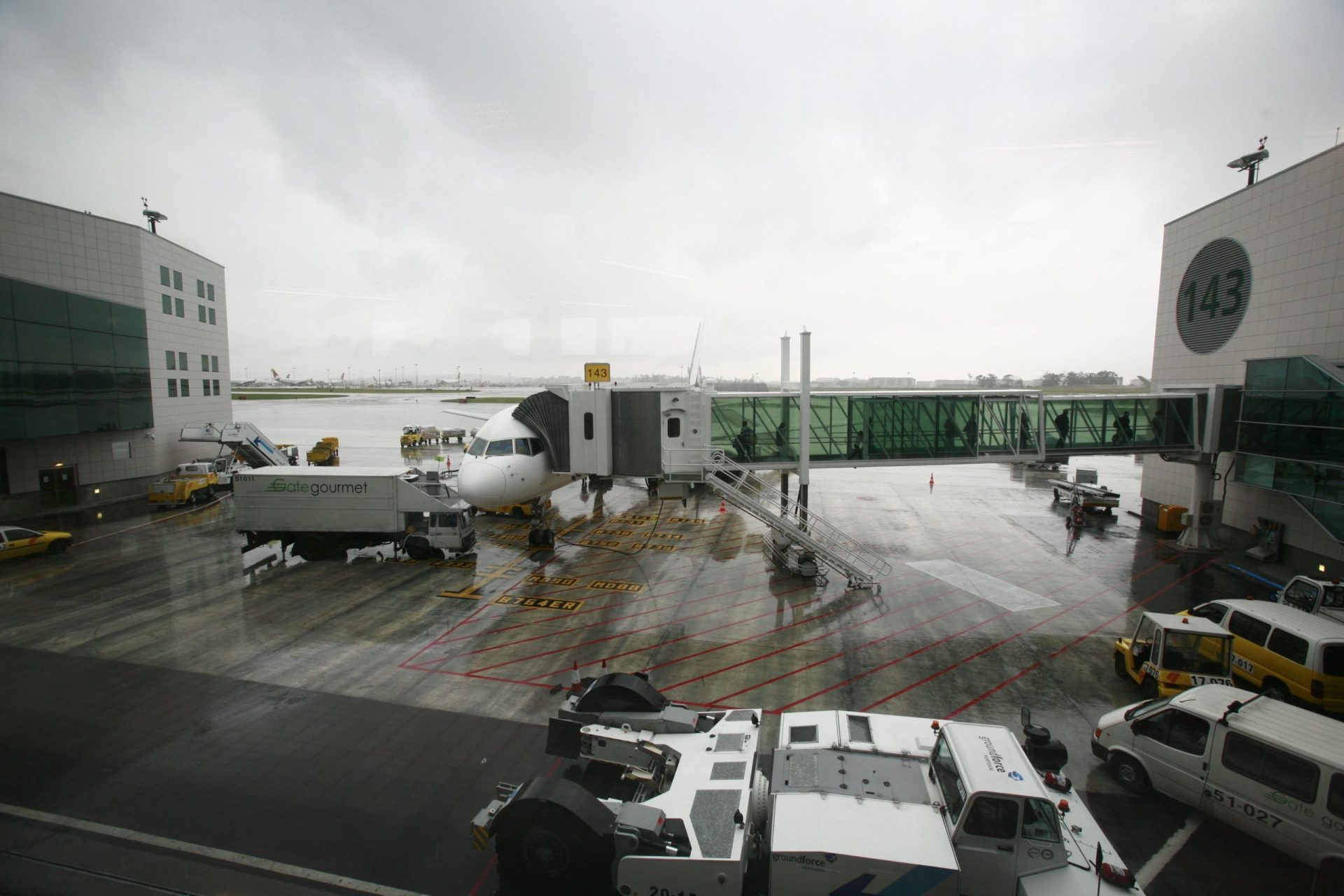 Mau tempo: Aeroportos de Lisboa e Porto cancelam 10 voos. Reino Unido já cancelou centenas