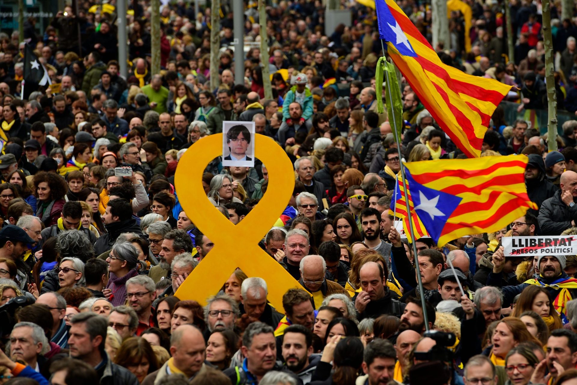 Três detidos e 35 feridos nos protestos na Catalunha contra a prisão de Puigdemont [FOTOGALERIA]