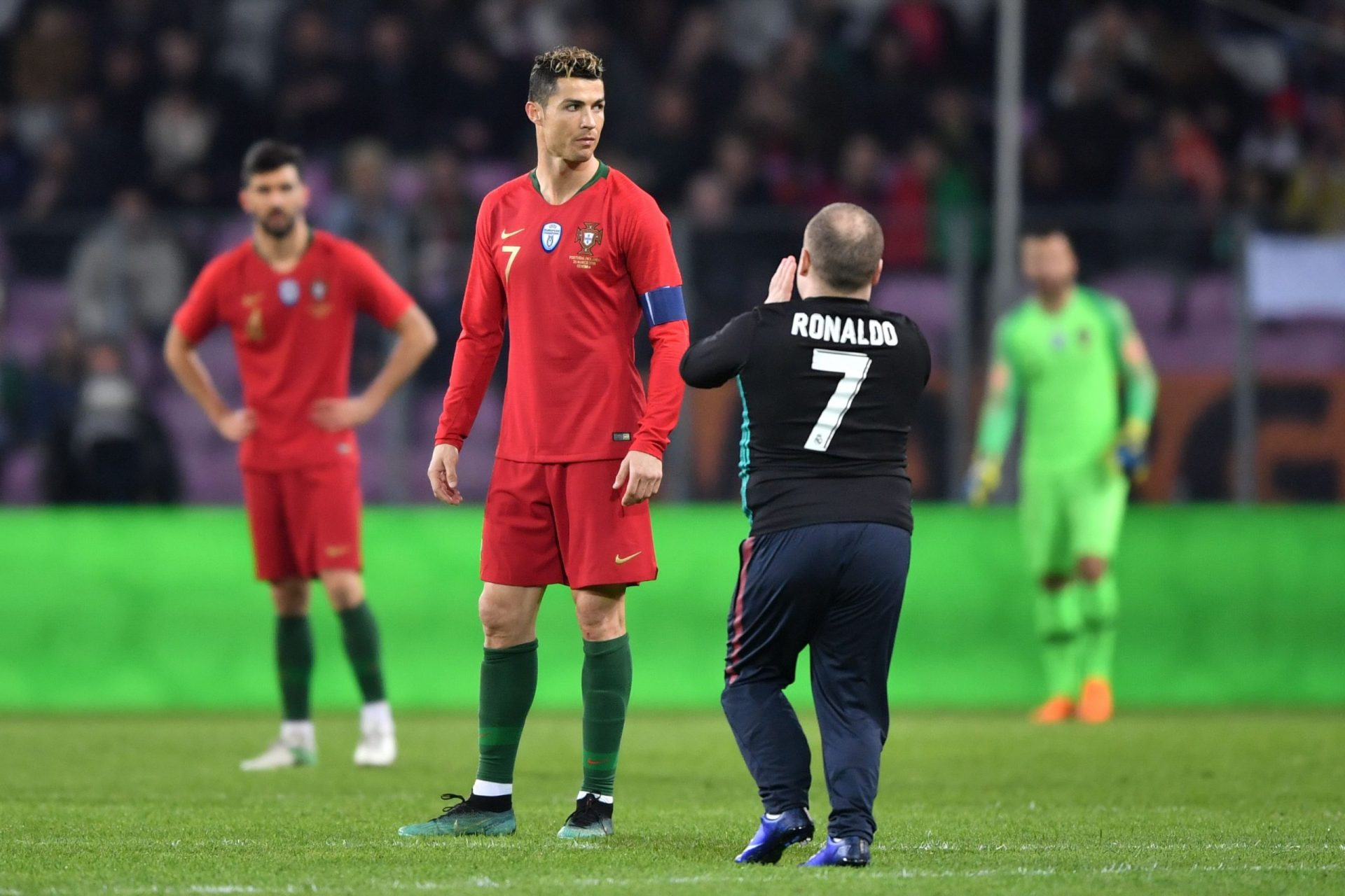 Portugal-Holanda. Fãs invadem campo para cumprimentar Ronaldo | Vídeo