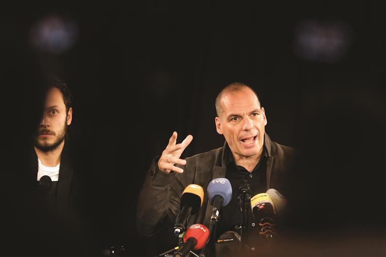 Varoufakis apresenta-se contra a “colónia de credores”