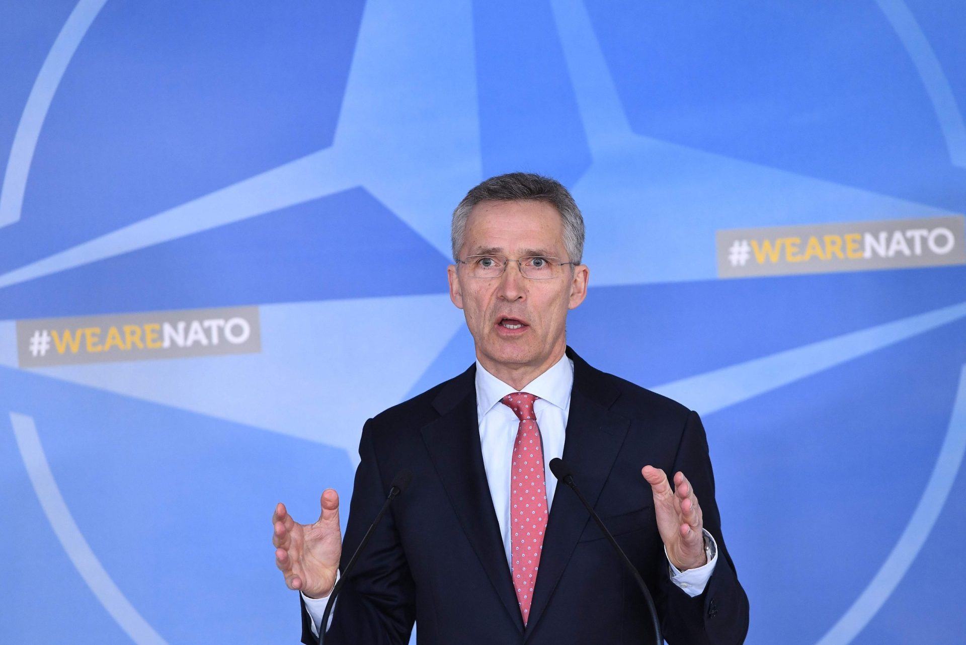 NATO expulsa sete diplomatas russos