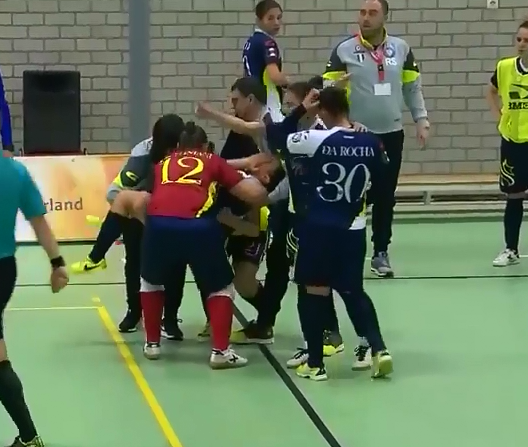 O enorme gesto de fair play da equipa de futsal feminino do Benfica (vídeo)