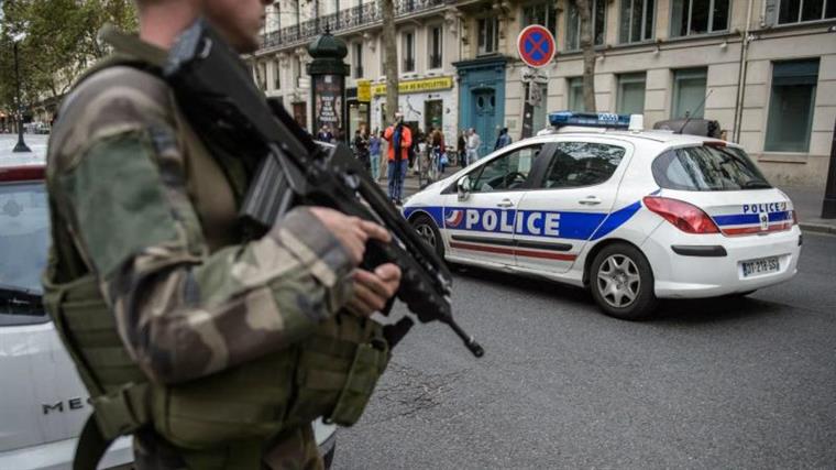 Homem tenta atropelar grupo de militares em França