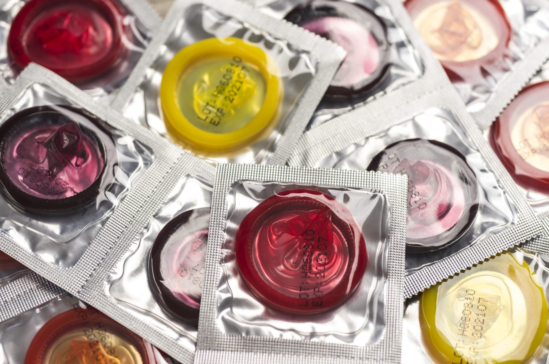 Metade dos jovens admite não usar preservativo com novos parceiros