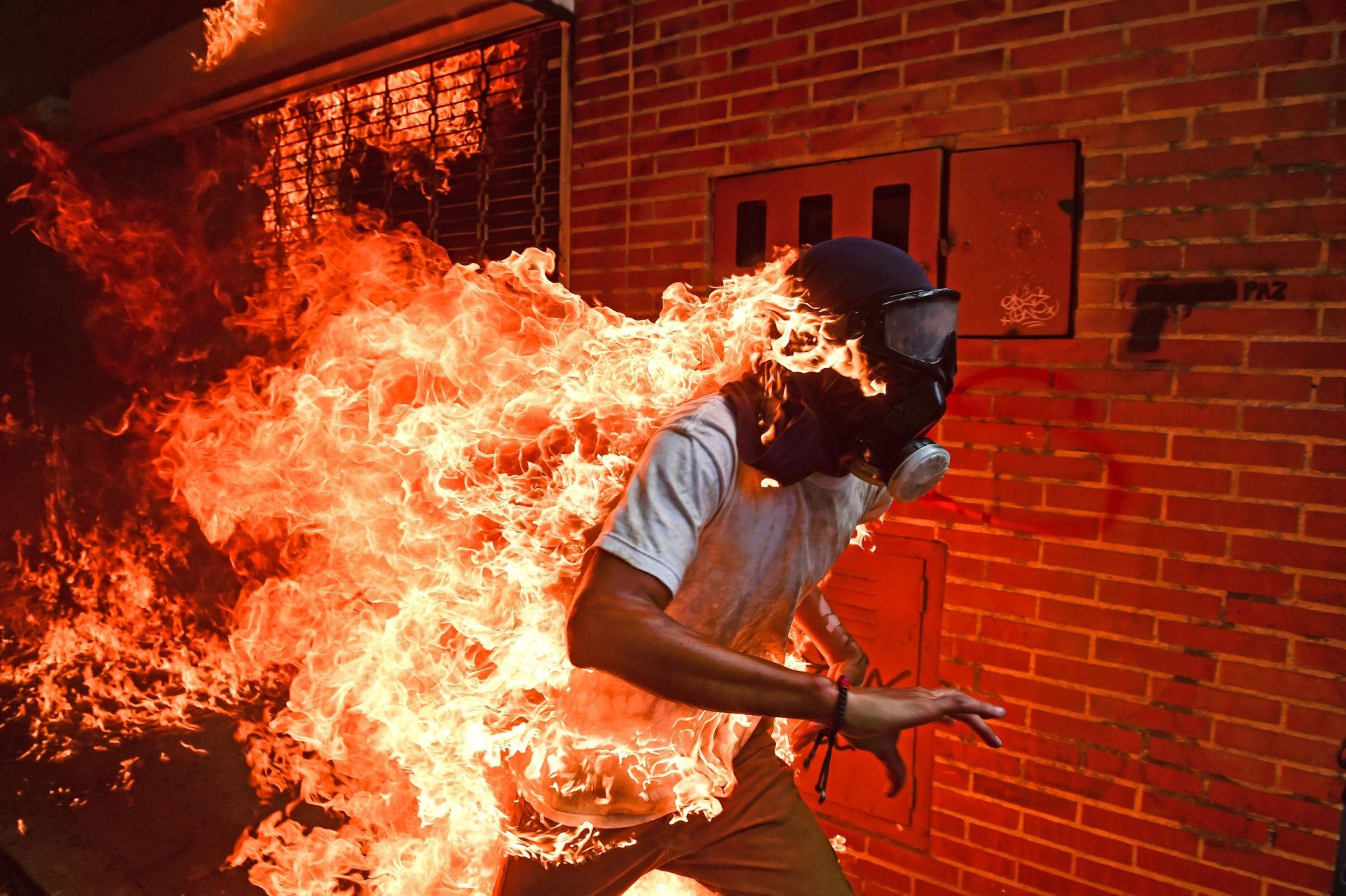 World Press Photo para imagem de manifestante em chamas na Venezuela