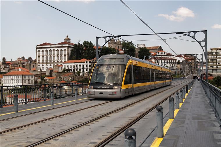 Porto. Metro abalroa carro em Gondomar