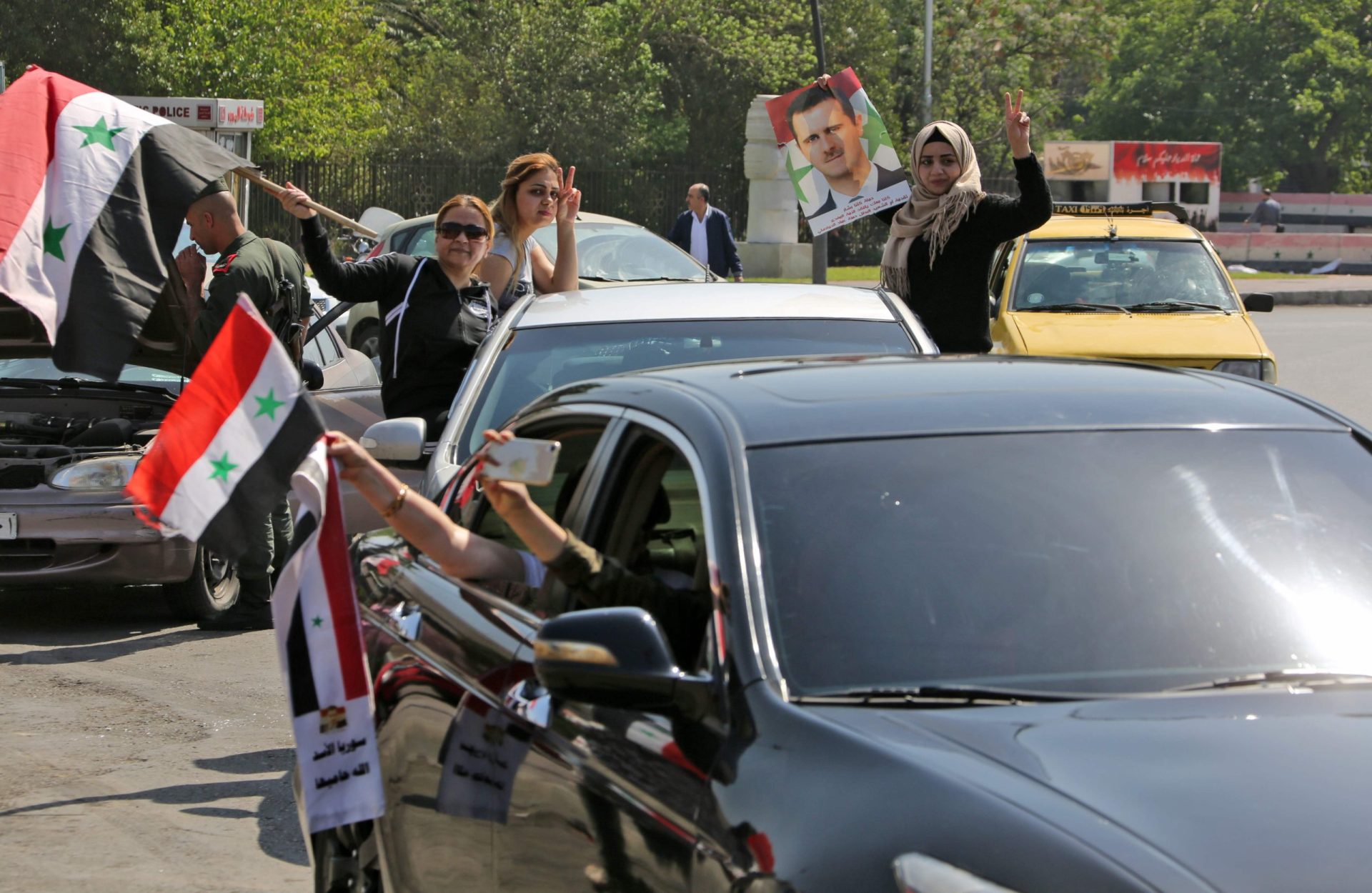 Centenas protestam contra ataque dos EUA e defendem Assad | FOTOGALERIA