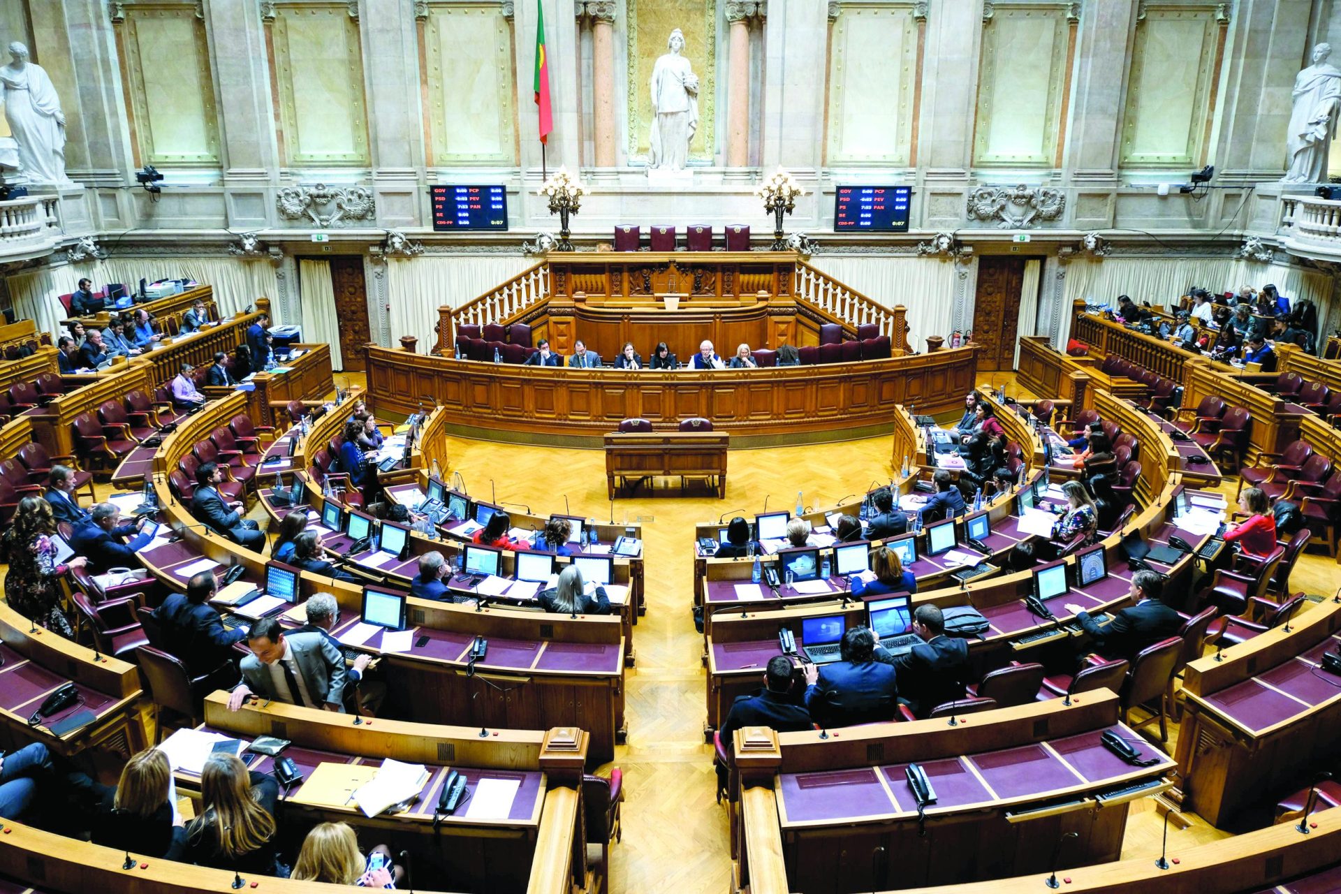 Deputados pagam do próprio bolso despesas do seu grupo parlamentar