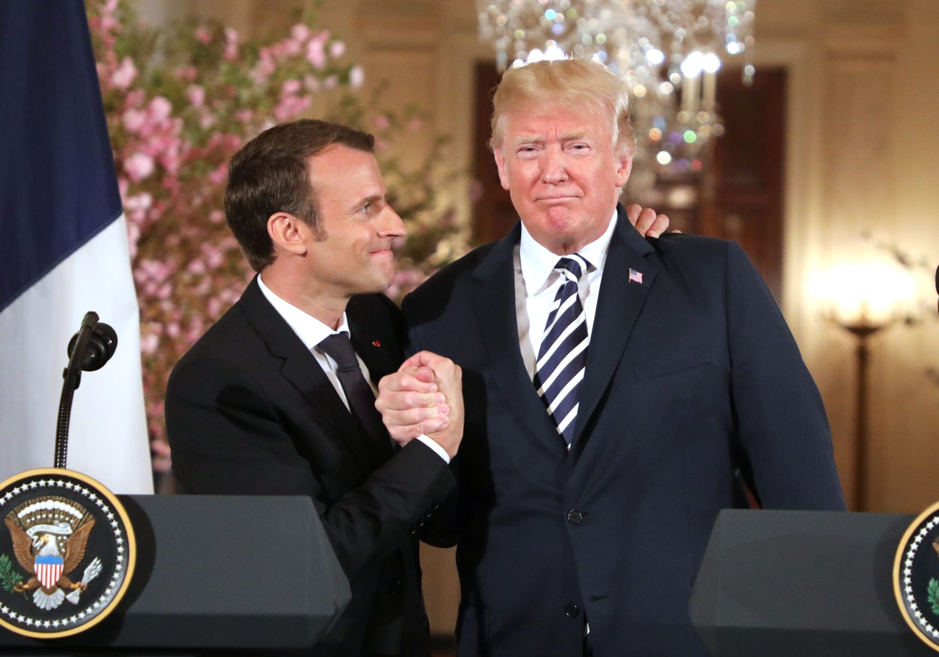 Macron e Trump propõem novo acordo para evitar desastre nuclear no Irão