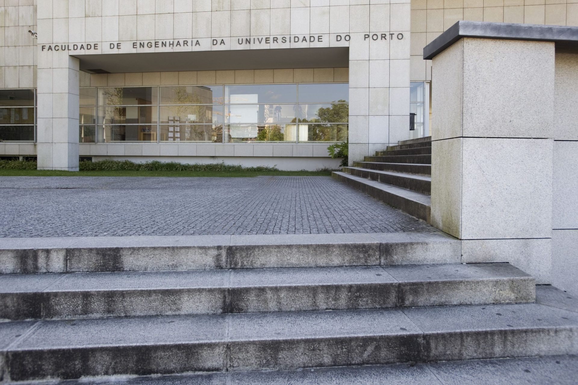 Faculdade de Engenharia da Universidade do Porto evacuada devido a pacote suspeito