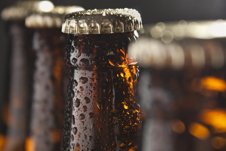 Marca de cerveja retira garrafas de mercado português
