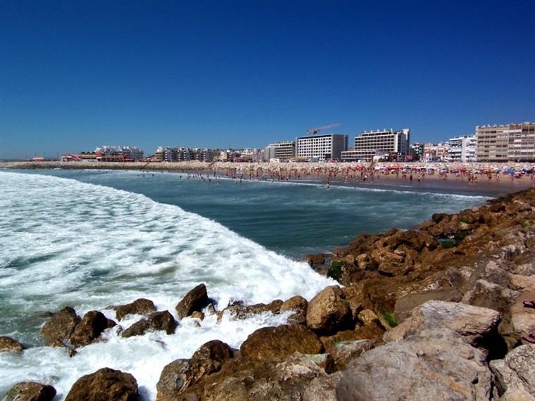 Aulas de surf em perigo na Caparica por falta de areia nas praias