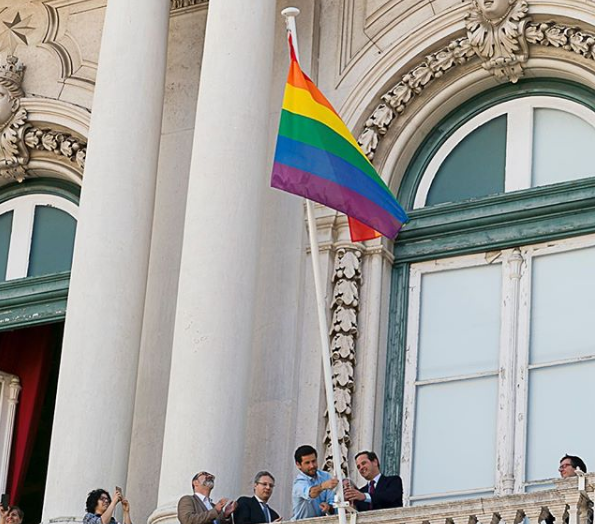 Bandeira LGBT hasteada na Câmara Municipal de Lisboa