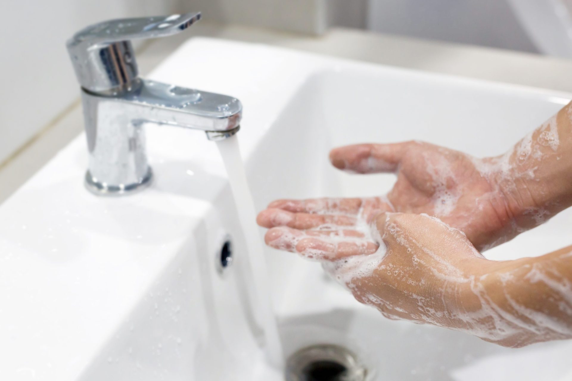 Quer ensinar os seus filhos a lavar bem as mãos? Siga os truques desta professora | FOTO
