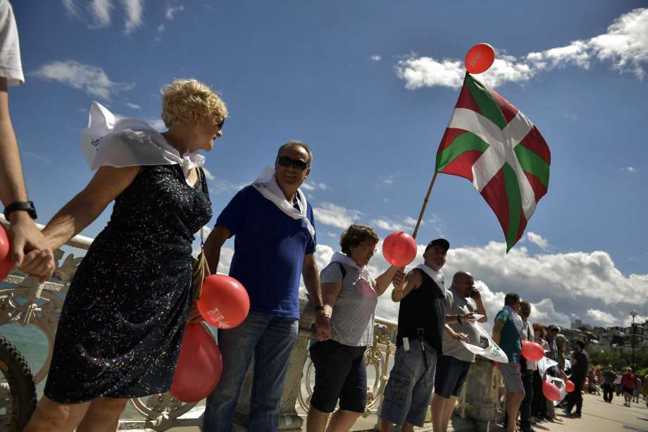 País Basco. Independentistas formam cordão humano de 200km  para exigir referendo