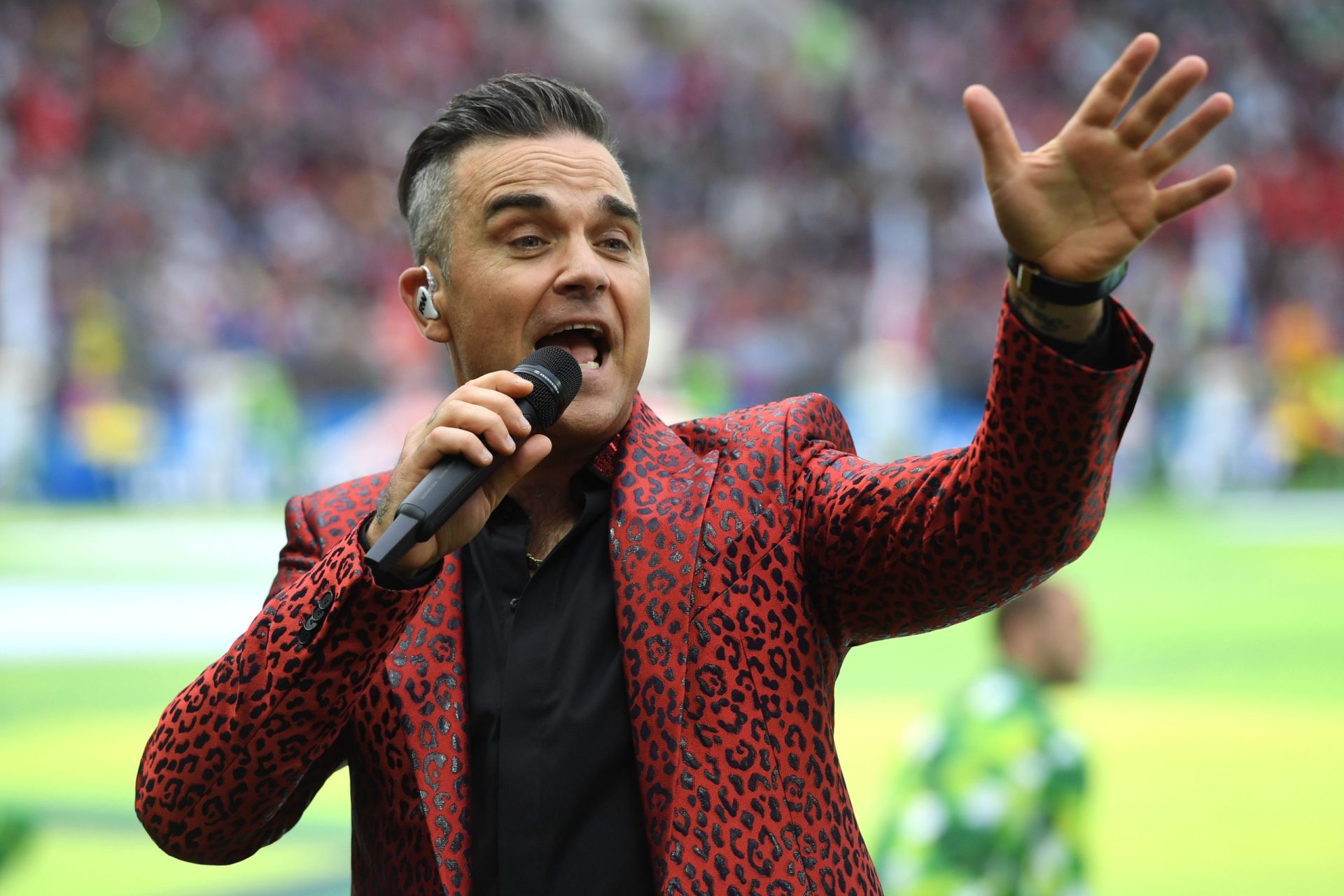 O momento insólito de Robbie Williams na abertura do Mundial 2018 | VÍDEO