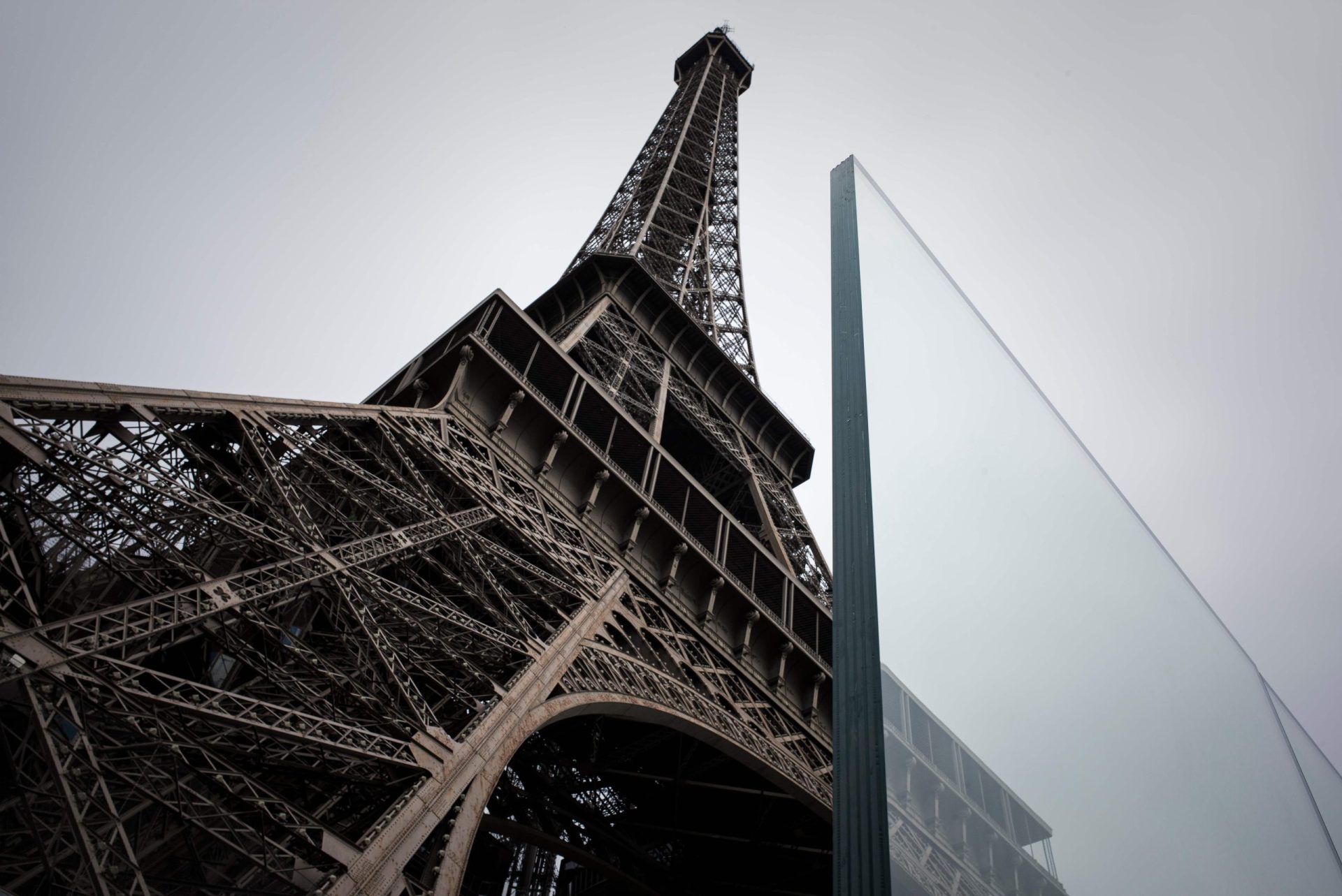 Torre Eiffel com muro de vidro à volta para proteção contra ataques terroristas