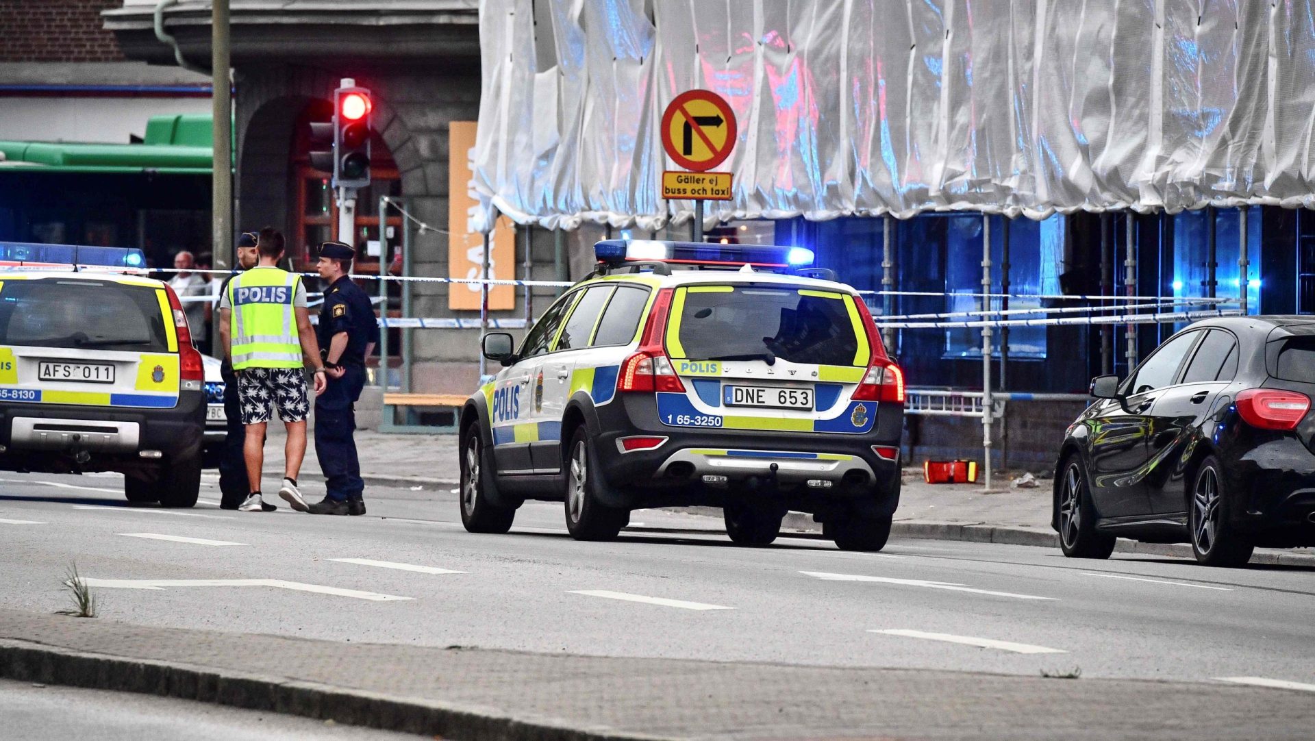 Fãs da seleção da Suécia atingidos a tiro num café