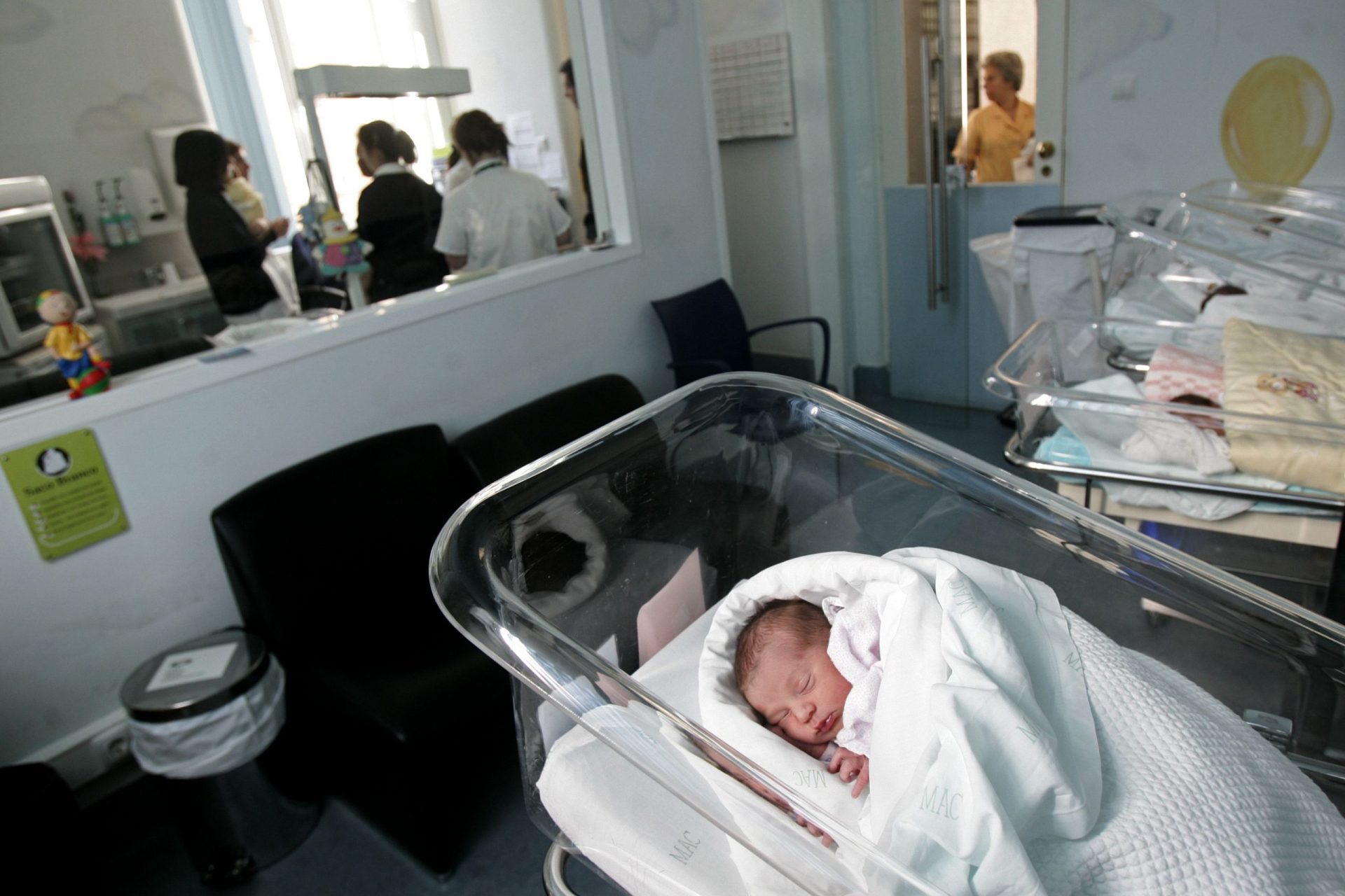 Nascimentos em hospitais públicos descem 30% e aumentam no privado