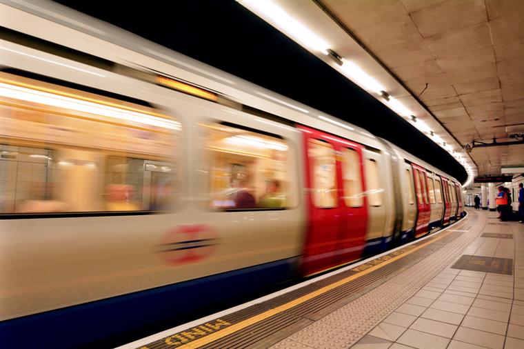 Londres. “Pequena explosão” em metro faz pelo menos cinco feridos