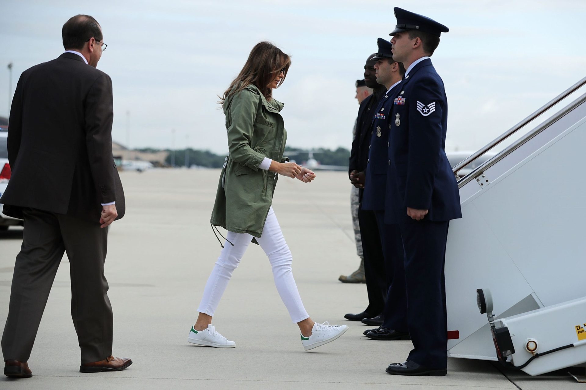 Veja o casaco de Melania Trump que está a causar polémica em todo o mundo