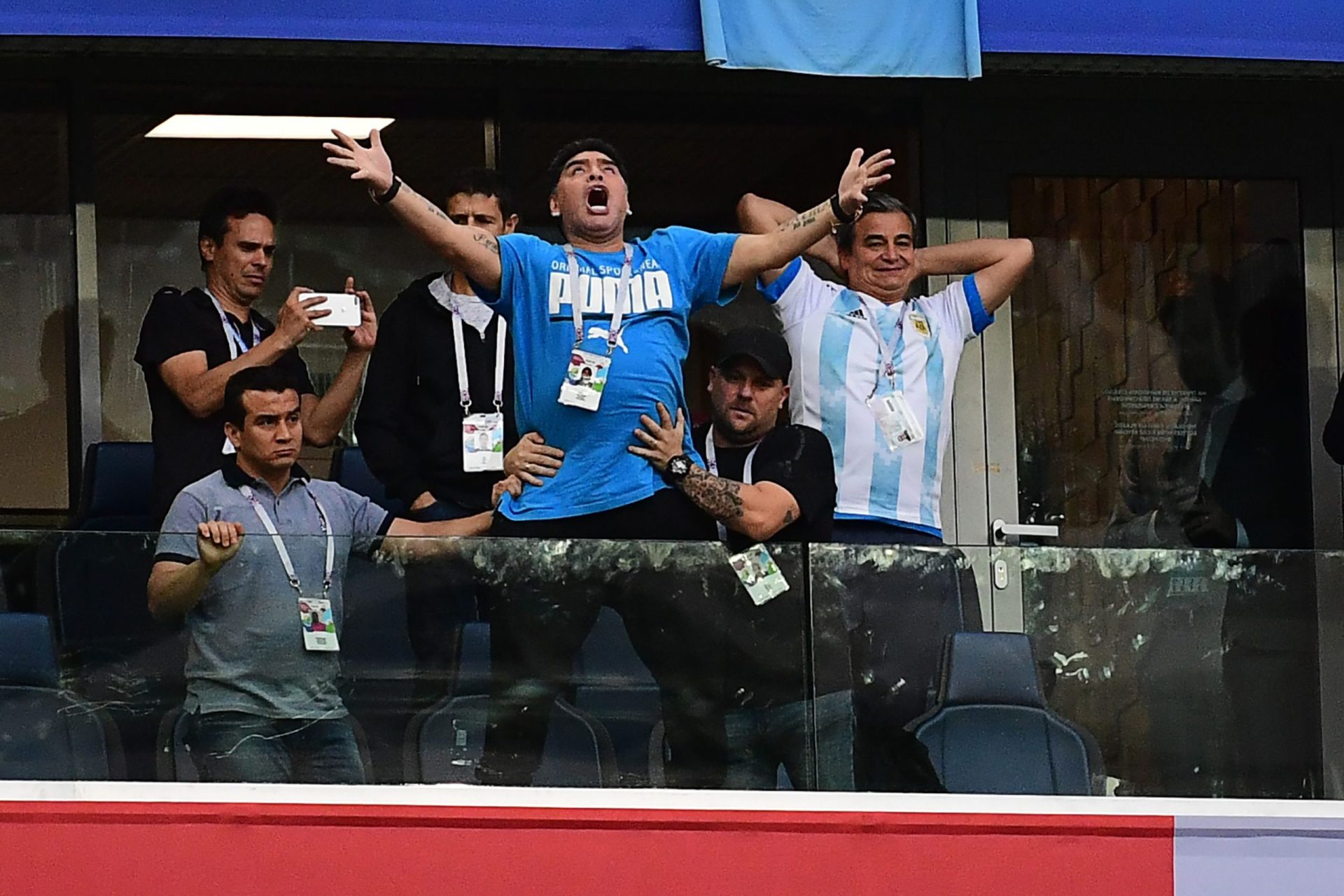 Maradona foi assistido por paramédicos após jogo entre Argentina e Nigéria