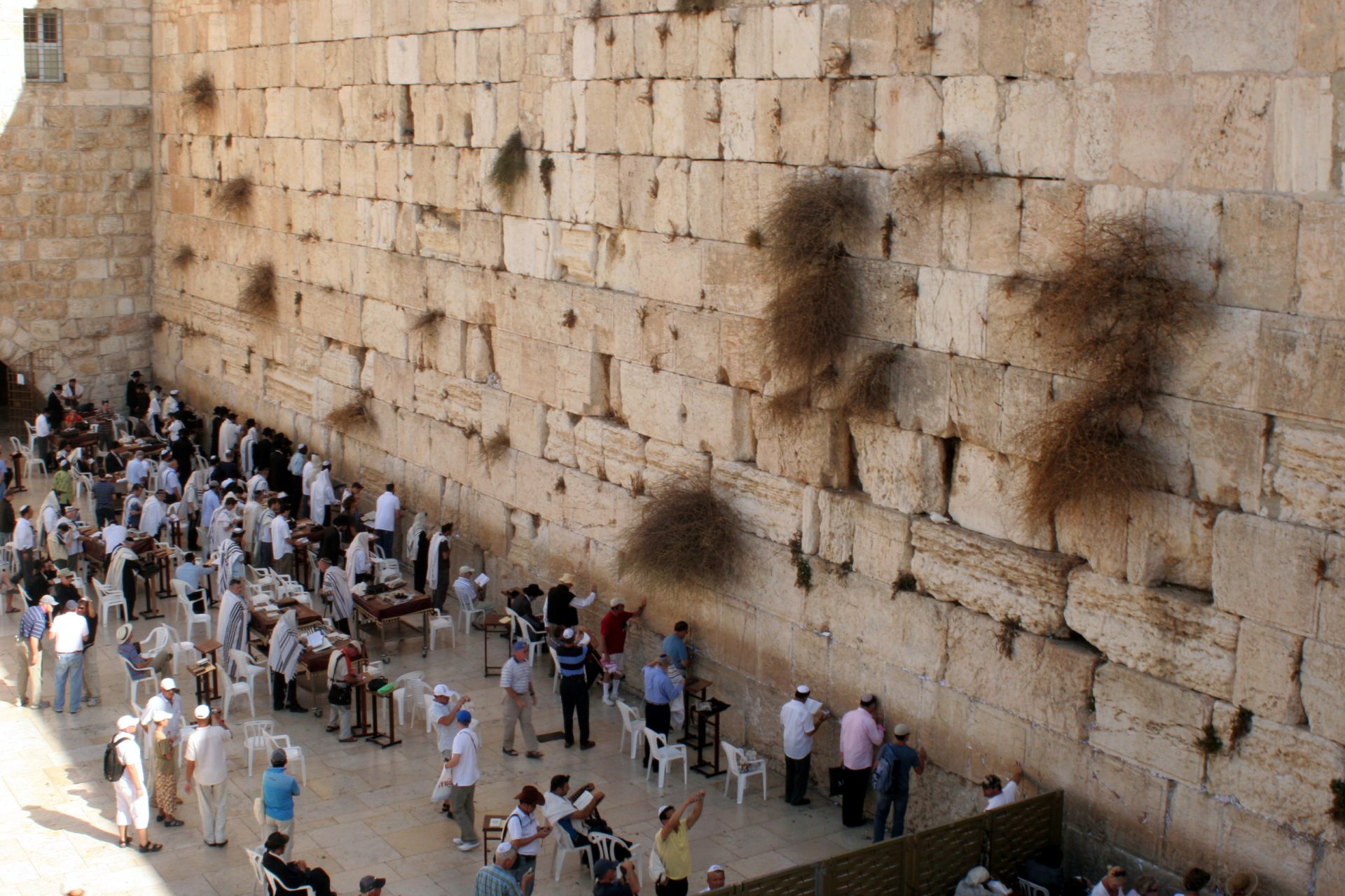 Israel. Modelo posa nua em frente ao Muro das Lamentações I FOTO