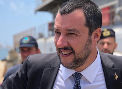 Migrações. Ministro italiano acusa ONG espanhola de intrometer-se em resgate de navio e recusa atracagem em porto italiano