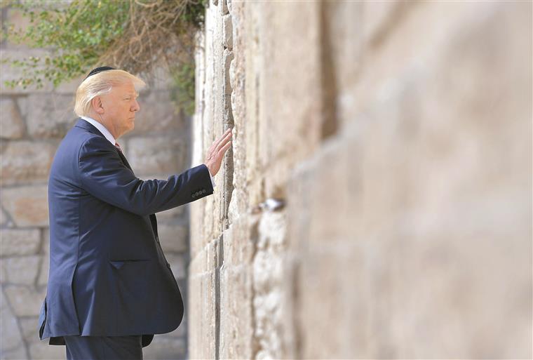 Donald Trump suspende transferência de embaixada para Jerusalém