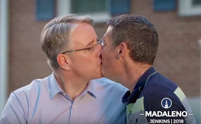 EUA. Democrata gay beija marido em anúncio eleitoral | Vídeo